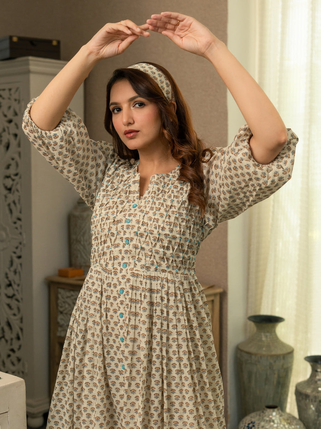 Small Buta Dress With Pintucks